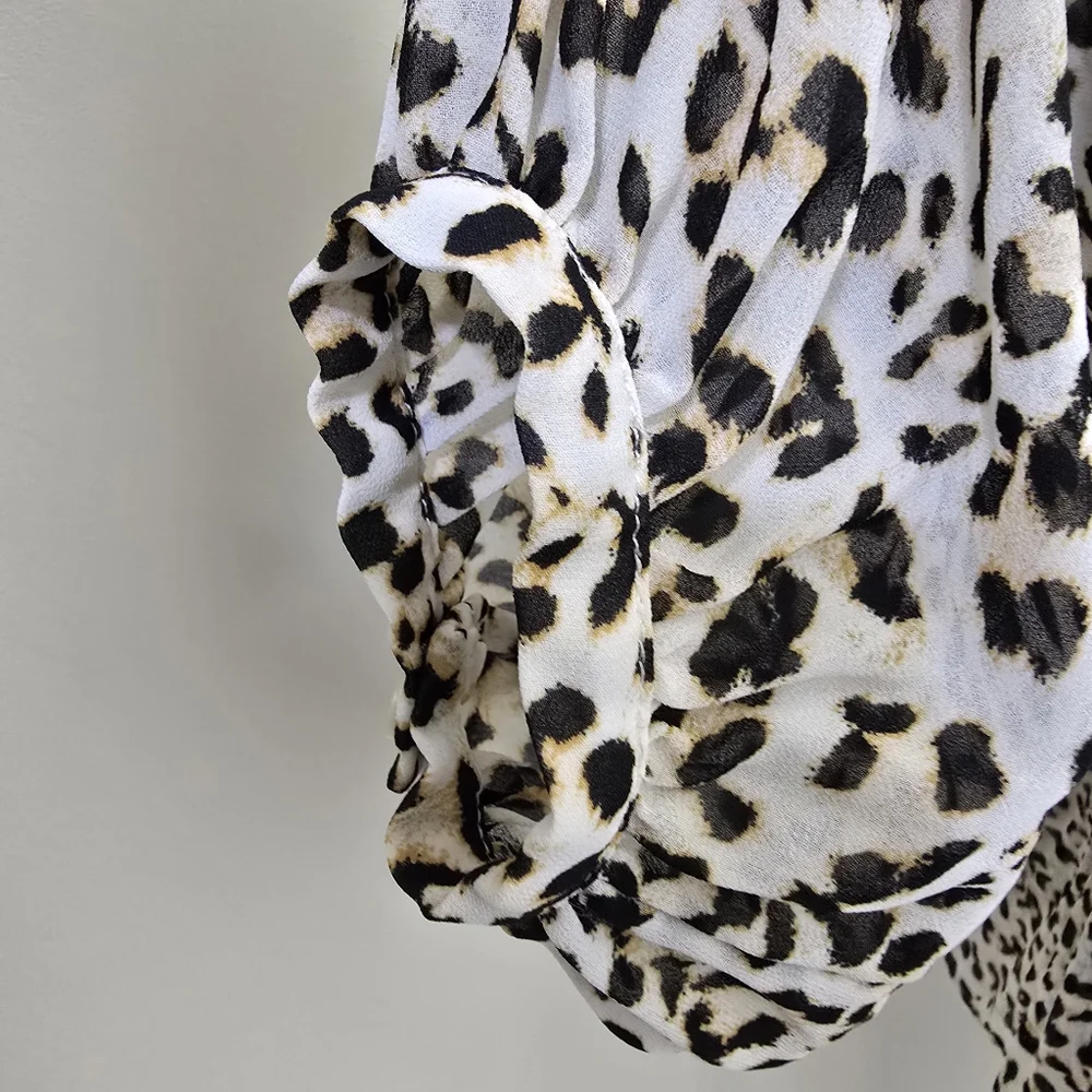 BANANA REPUBLIC size Large Long Sleeve Pleated Animal Print Button Lined‎ Blouse